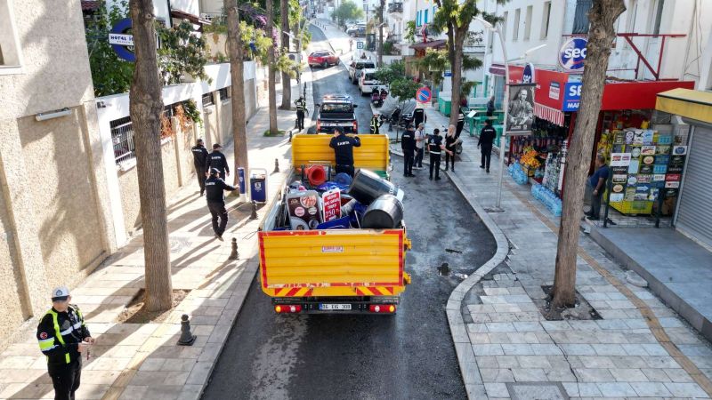 BODRUM’DA KAMUSAL ALANLAR İŞGALLERDEN TEMİZLENİYOR