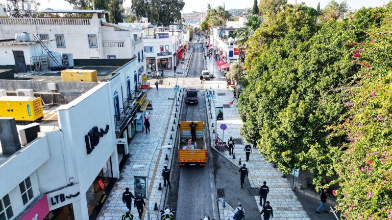 BODRUM’DA KAMUSAL ALANLAR İŞGALLERDEN TEMİZLENİYOR