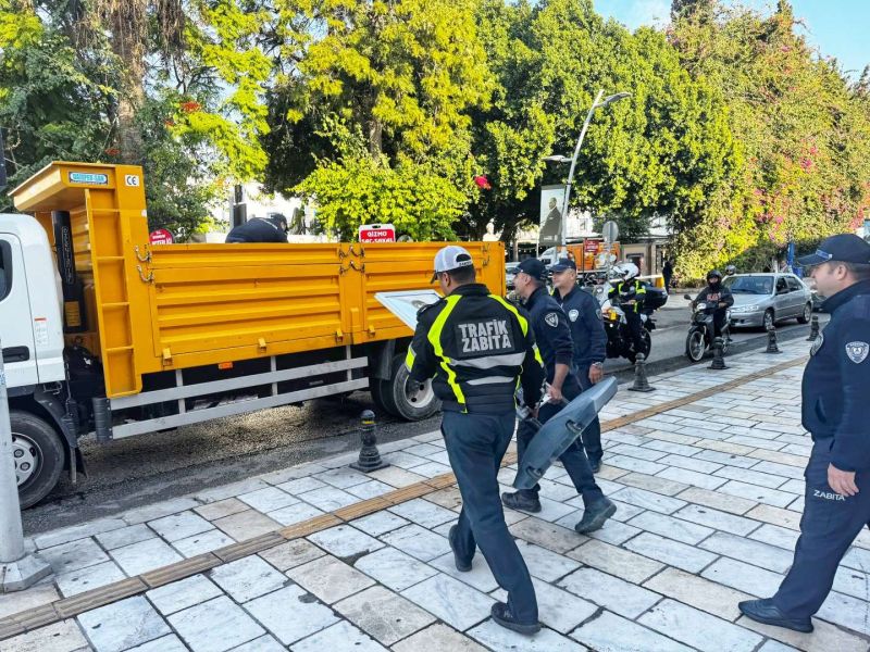 BODRUM’DA KAMUSAL ALANLAR İŞGALLERDEN TEMİZLENİYOR