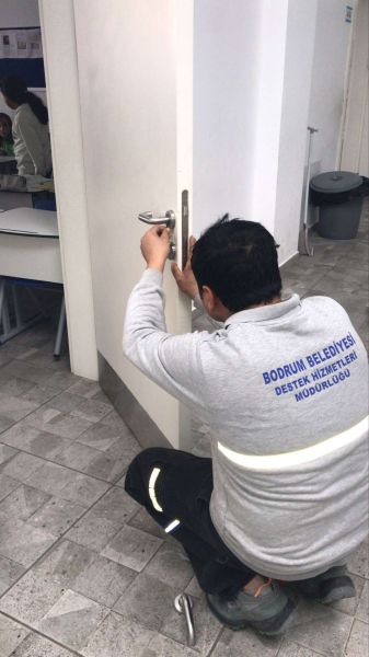 BODRUM BELEDİYESİ, OKULLARDAKİ BAKIM VE ONARIM ÇALIŞMALARINI SÜRDÜRÜYOR