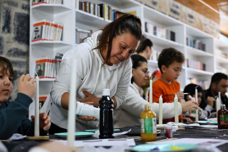 ÜÇ KUŞAK MUM BOYAMA ATÖLYESİNDE BULUŞTU