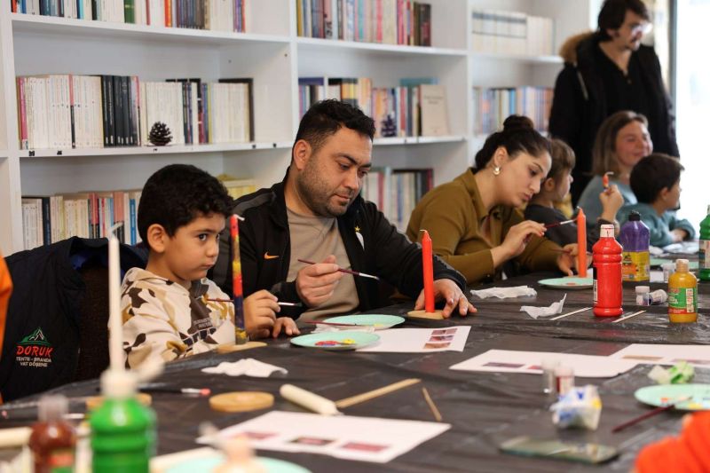 ÜÇ KUŞAK MUM BOYAMA ATÖLYESİNDE BULUŞTU