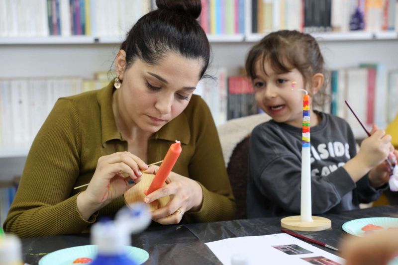 ÜÇ KUŞAK MUM BOYAMA ATÖLYESİNDE BULUŞTU