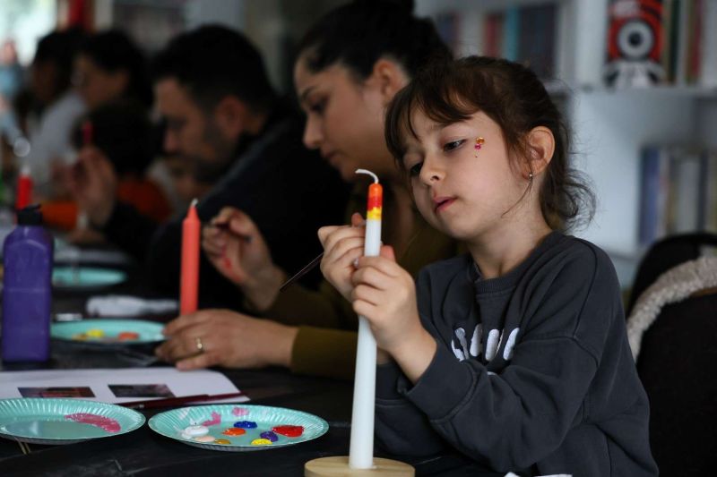 ÜÇ KUŞAK MUM BOYAMA ATÖLYESİNDE BULUŞTU