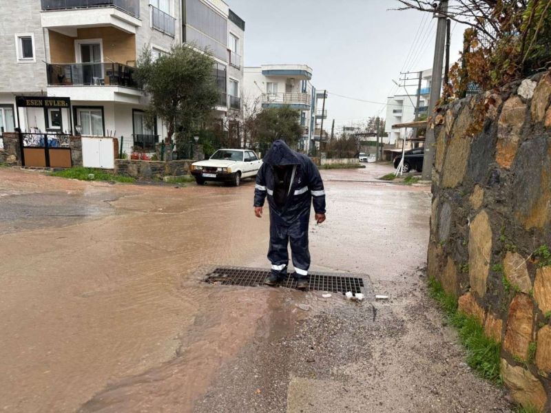 BELEDİYE EKİPLERİNDEN FIRTINA VE YAĞIŞ MESAİSİ