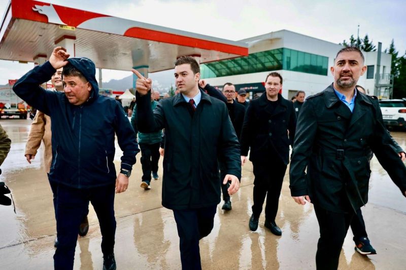 BELEDİYE EKİPLERİNDEN FIRTINA VE YAĞIŞ MESAİSİ