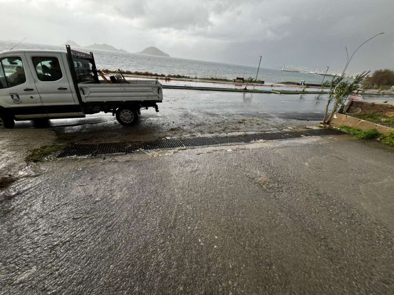 BELEDİYE EKİPLERİNDEN FIRTINA VE YAĞIŞ MESAİSİ