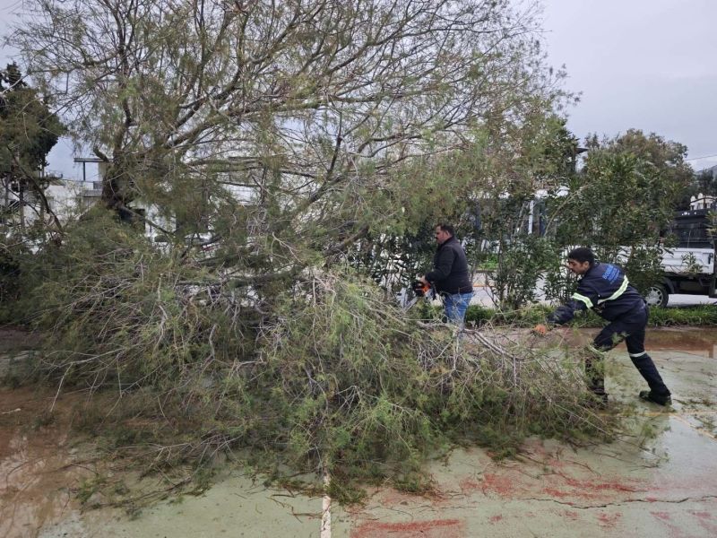 BELEDİYE EKİPLERİNDEN FIRTINA VE YAĞIŞ MESAİSİ