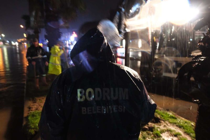 BELEDİYE EKİPLERİNDEN ŞİDDETLİ YAĞIŞLARA KARŞI YOĞUN MESAİ