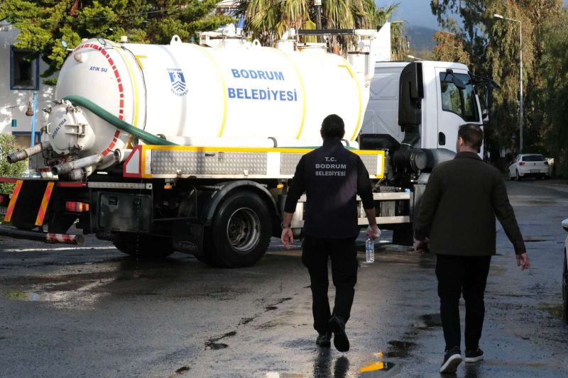 BELEDİYE EKİPLERİNDEN ŞİDDETLİ YAĞIŞLARA KARŞI YOĞUN MESAİ