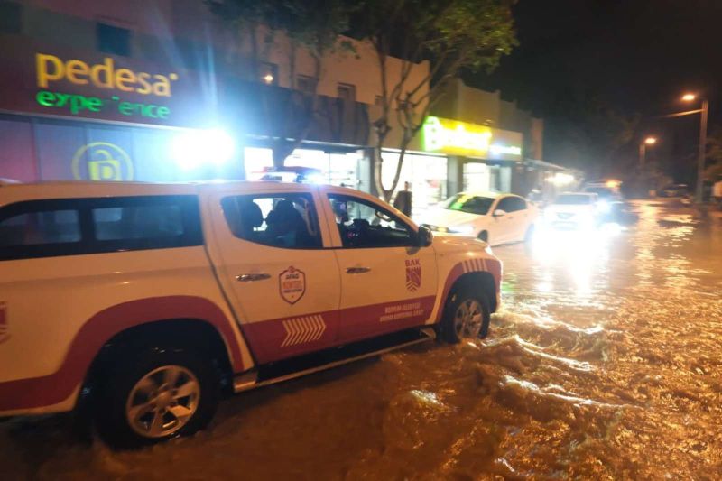 BELEDİYE EKİPLERİNDEN ŞİDDETLİ YAĞIŞLARA KARŞI YOĞUN MESAİ
