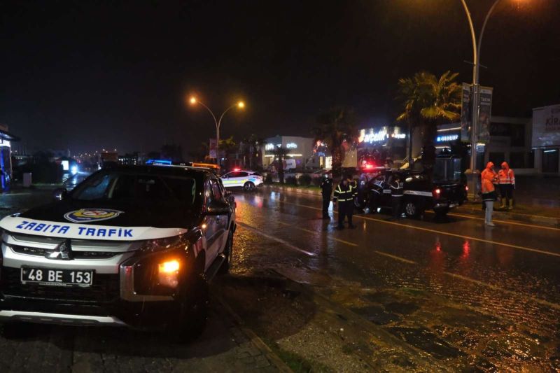 BELEDİYE EKİPLERİNDEN ŞİDDETLİ YAĞIŞLARA KARŞI YOĞUN MESAİ