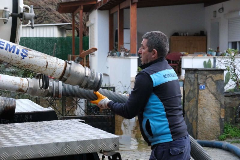 BELEDİYE EKİPLERİNDEN ŞİDDETLİ YAĞIŞLARA KARŞI YOĞUN MESAİ