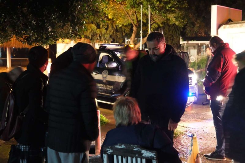 BELEDİYE EKİPLERİNDEN ŞİDDETLİ YAĞIŞLARA KARŞI YOĞUN MESAİ