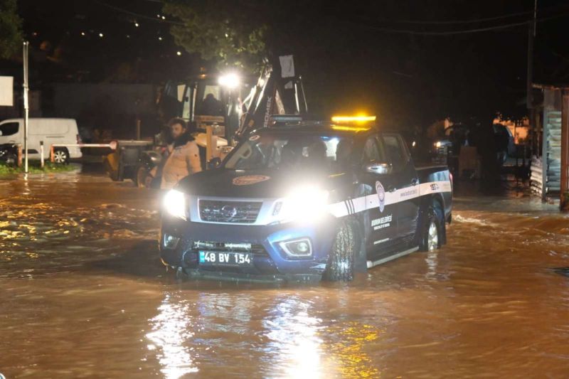 BELEDİYE EKİPLERİNDEN ŞİDDETLİ YAĞIŞLARA KARŞI YOĞUN MESAİ