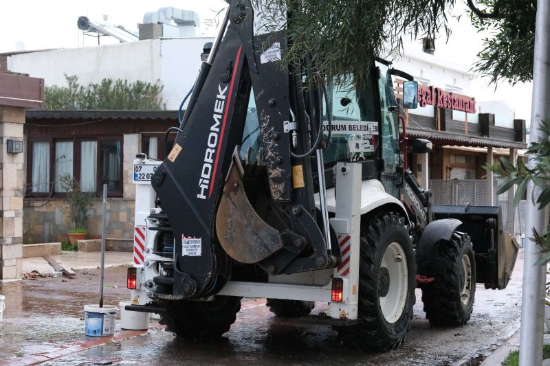 BELEDİYE EKİPLERİNDEN ŞİDDETLİ YAĞIŞLARA KARŞI YOĞUN MESAİ