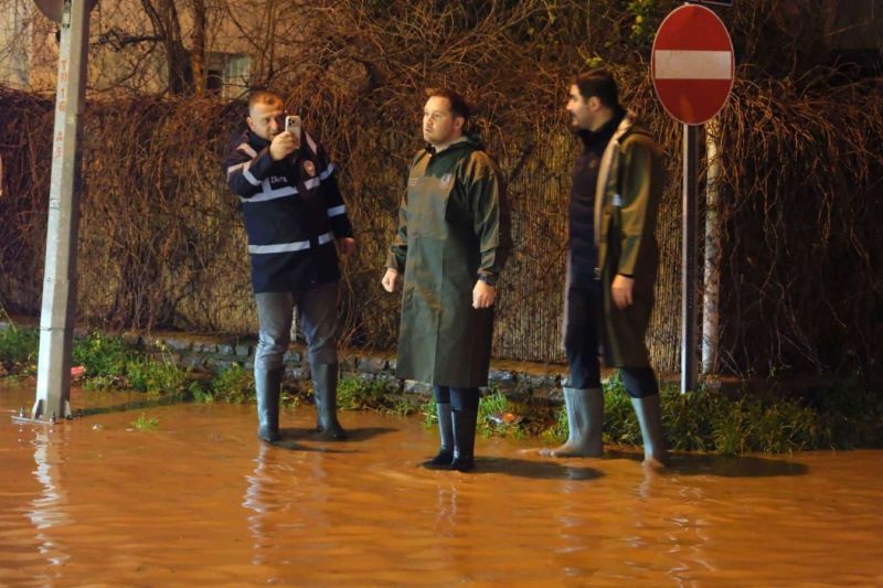 BELEDİYE EKİPLERİNDEN ŞİDDETLİ YAĞIŞLARA KARŞI YOĞUN MESAİ