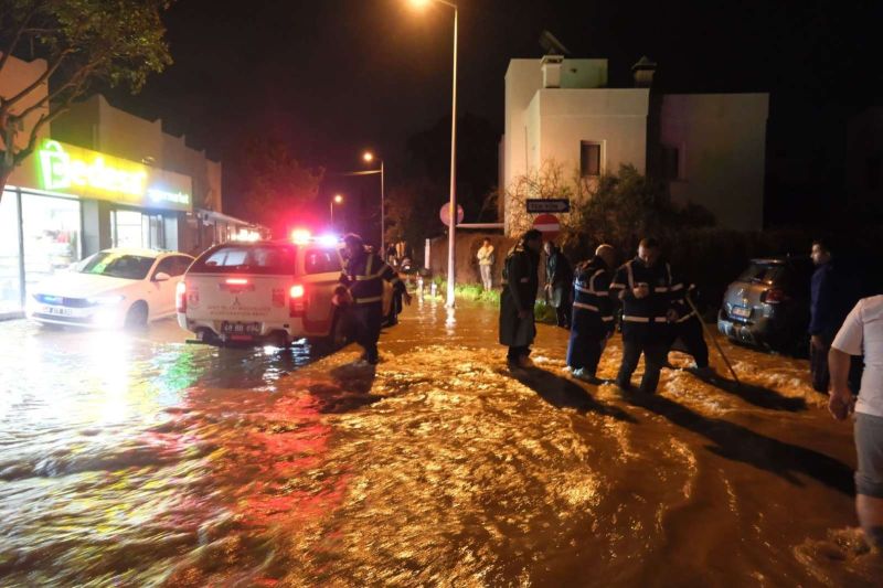 BELEDİYE EKİPLERİNDEN ŞİDDETLİ YAĞIŞLARA KARŞI YOĞUN MESAİ