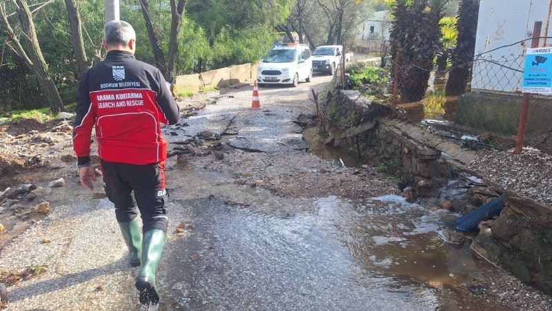 BELEDİYE EKİPLERİNDEN ŞİDDETLİ YAĞIŞLARA KARŞI YOĞUN MESAİ