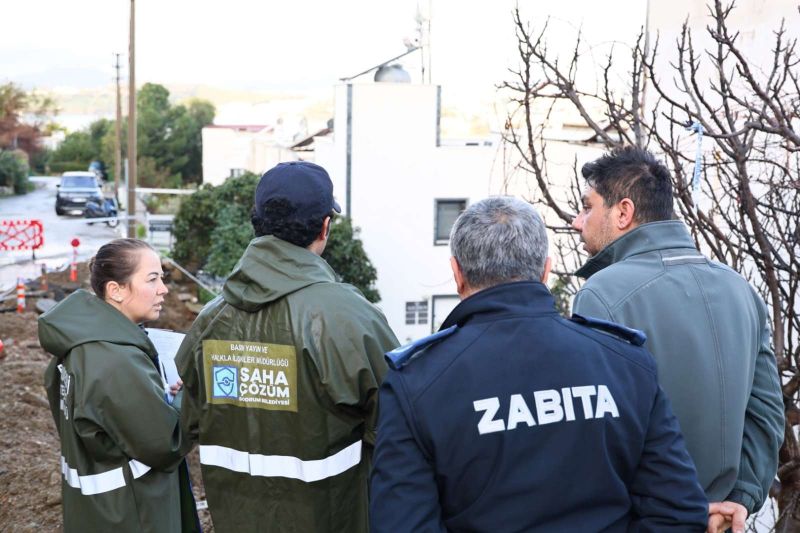 BELEDİYE EKİPLERİNDEN ŞİDDETLİ YAĞIŞLARA KARŞI YOĞUN MESAİ