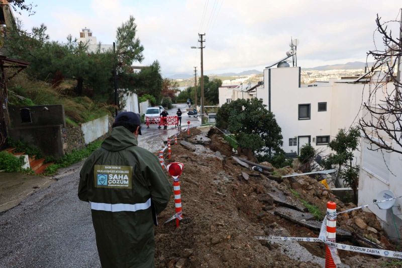 BELEDİYE EKİPLERİNDEN ŞİDDETLİ YAĞIŞLARA KARŞI YOĞUN MESAİ