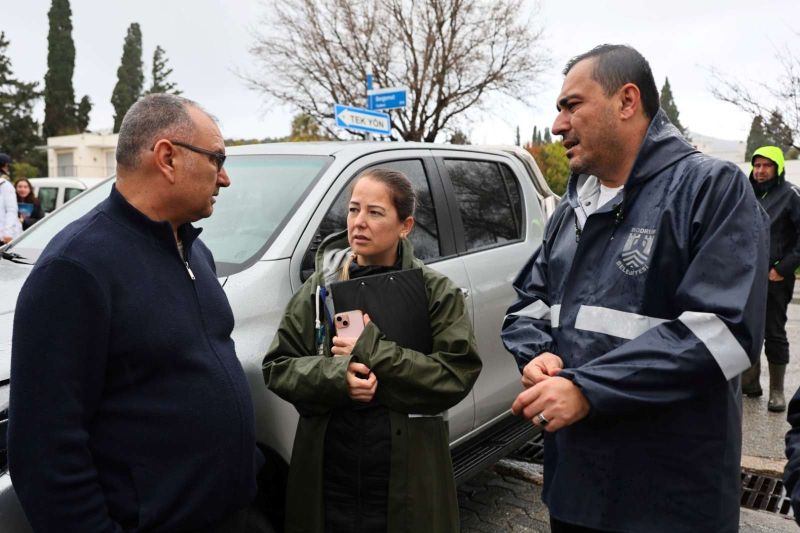 BELEDİYE EKİPLERİNDEN ŞİDDETLİ YAĞIŞLARA KARŞI YOĞUN MESAİ