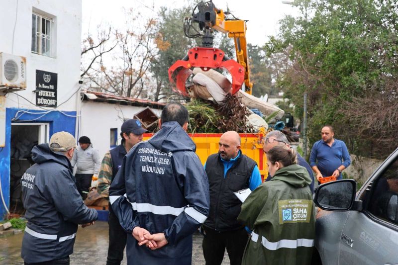 BELEDİYE EKİPLERİNDEN ŞİDDETLİ YAĞIŞLARA KARŞI YOĞUN MESAİ
