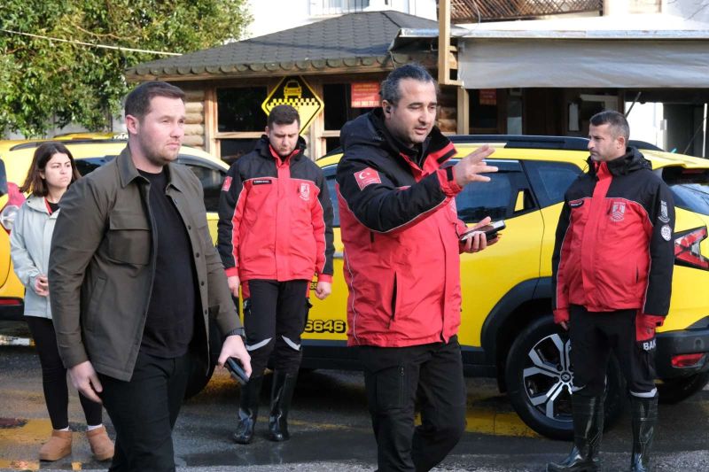 BELEDİYE EKİPLERİNDEN ŞİDDETLİ YAĞIŞLARA KARŞI YOĞUN MESAİ