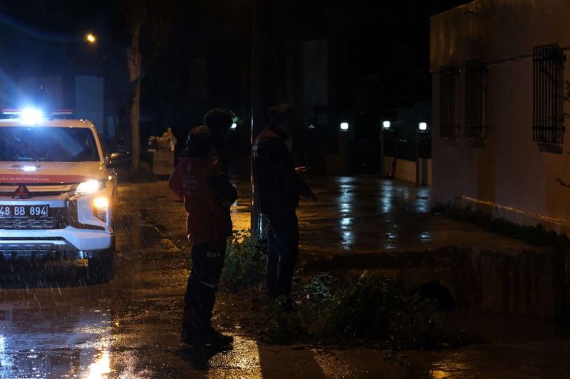 BAŞKAN MANDALİNCİ SU TAŞKINLARININ YAŞANDIĞI KIZILAĞAÇ’TA İNCELEMELERDE BULUNDU