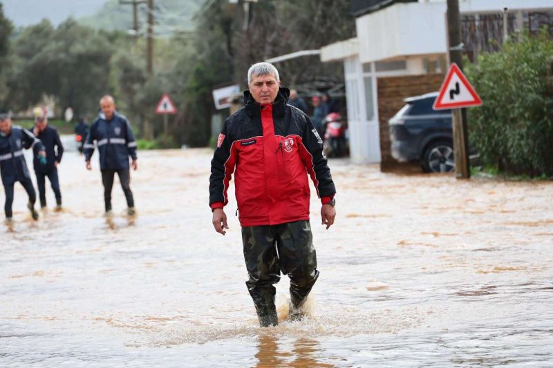 BAŞKAN MANDALİNCİ SU TAŞKINLARININ YAŞANDIĞI KIZILAĞAÇ’TA İNCELEMELERDE BULUNDU