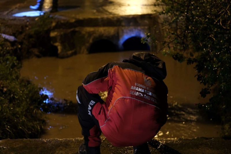 BAŞKAN MANDALİNCİ SU TAŞKINLARININ YAŞANDIĞI KIZILAĞAÇ’TA İNCELEMELERDE BULUNDU