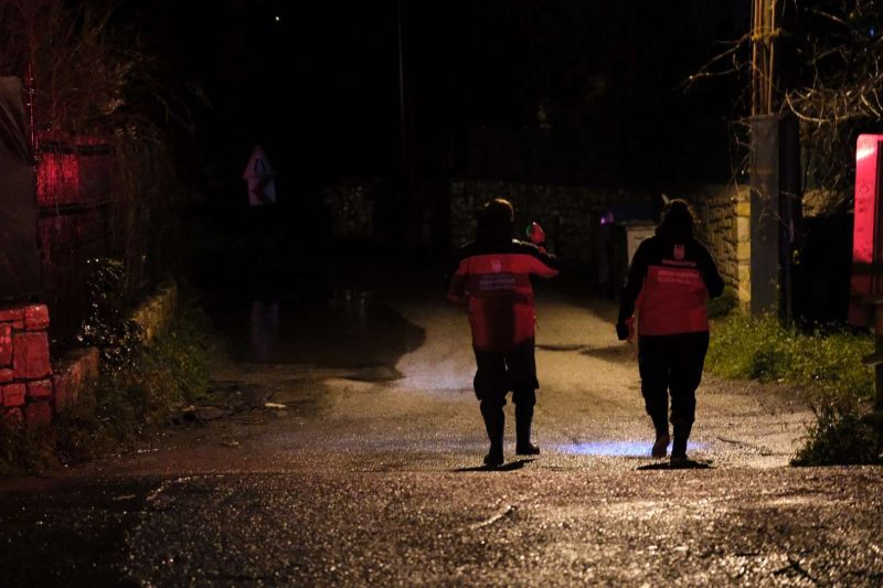 BAŞKAN MANDALİNCİ SU TAŞKINLARININ YAŞANDIĞI KIZILAĞAÇ’TA İNCELEMELERDE BULUNDU