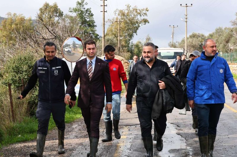 BAŞKAN MANDALİNCİ SU TAŞKINLARININ YAŞANDIĞI KIZILAĞAÇ’TA İNCELEMELERDE BULUNDU