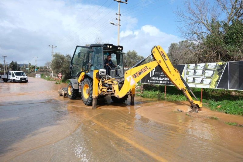 BAŞKAN MANDALİNCİ SU TAŞKINLARININ YAŞANDIĞI KIZILAĞAÇ’TA İNCELEMELERDE BULUNDU