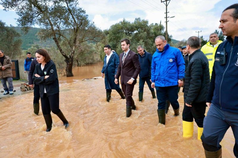 BAŞKAN MANDALİNCİ SU TAŞKINLARININ YAŞANDIĞI KIZILAĞAÇ’TA İNCELEMELERDE BULUNDU