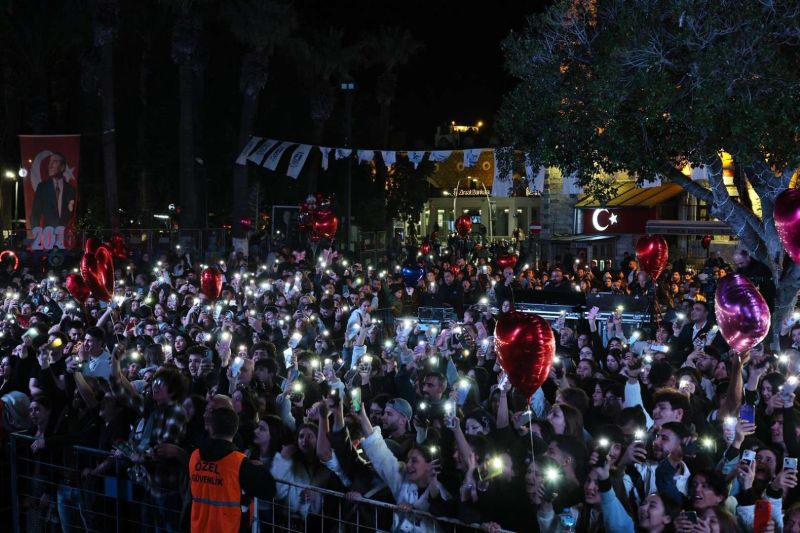 SEVGİLİLER GÜNÜ BODRUM’DA FATMA TURGUT KONSERİYLE KUTLANDI