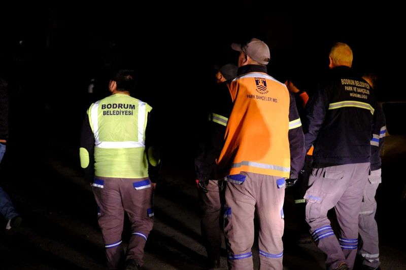 PARK VE BAHÇELER EKİPLERİ FIRTINADA SAHADAYDI