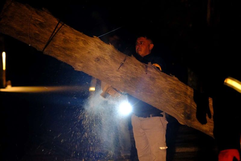 PARK VE BAHÇELER EKİPLERİ FIRTINADA SAHADAYDI