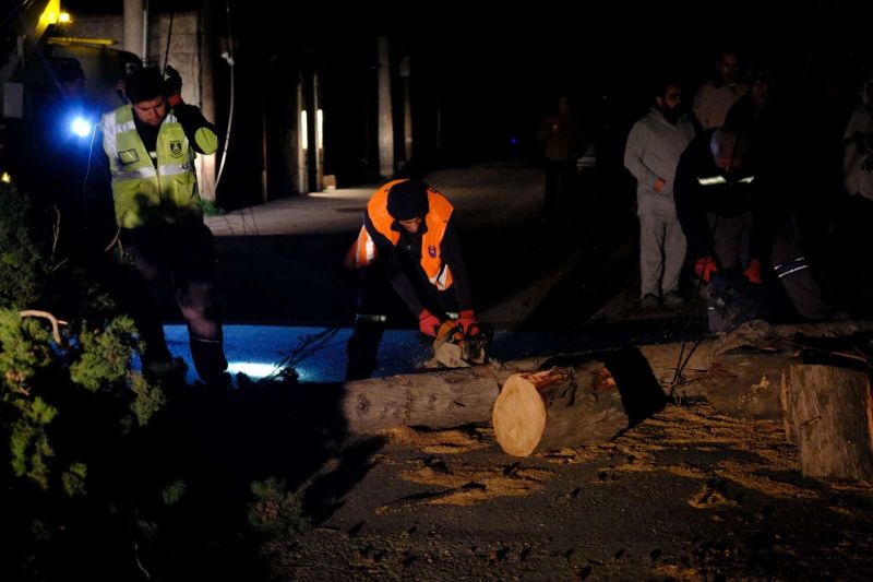 PARK VE BAHÇELER EKİPLERİ FIRTINADA SAHADAYDI