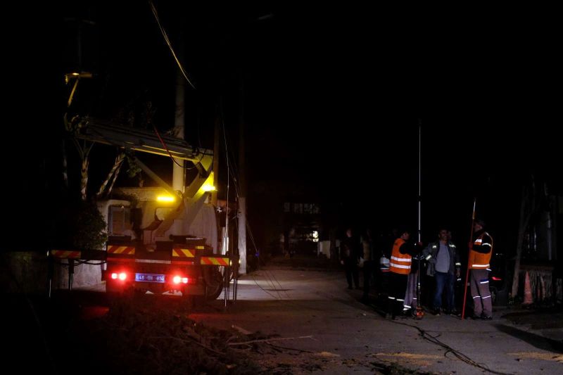 PARK VE BAHÇELER EKİPLERİ FIRTINADA SAHADAYDI