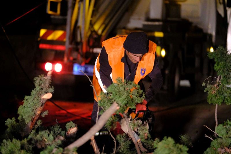 PARK VE BAHÇELER EKİPLERİ FIRTINADA SAHADAYDI