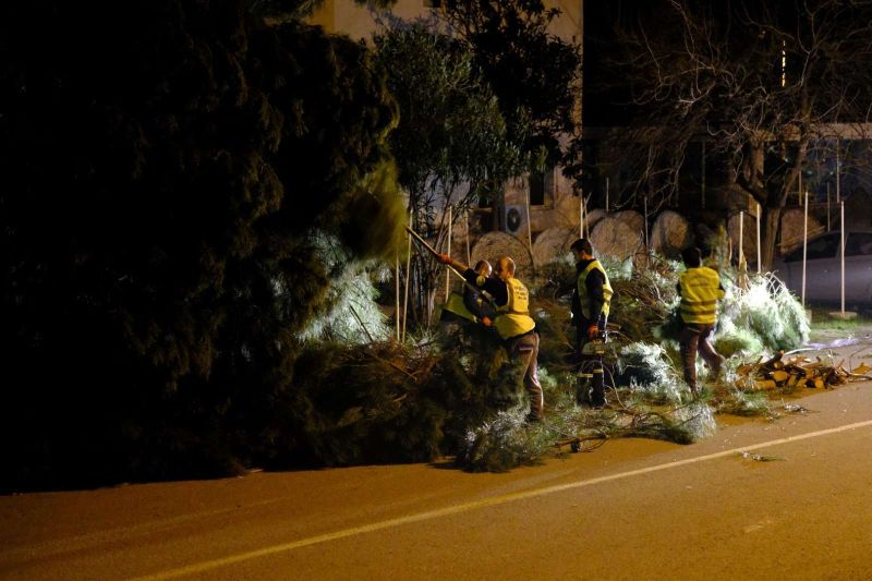 PARK VE BAHÇELER EKİPLERİ FIRTINADA SAHADAYDI