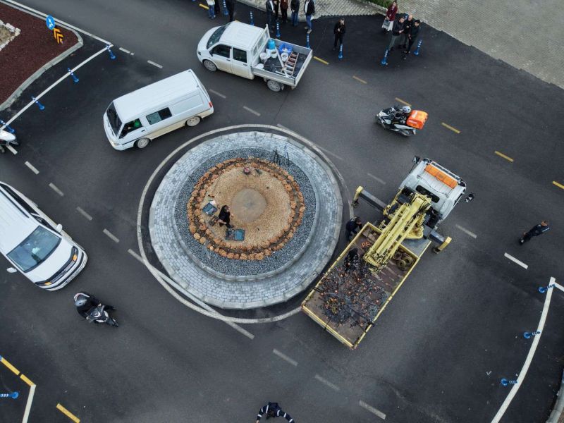 MÜKEBİ’DE KAVŞAK DÜZENLEME ÇALIŞMASI TAMAMLANDI