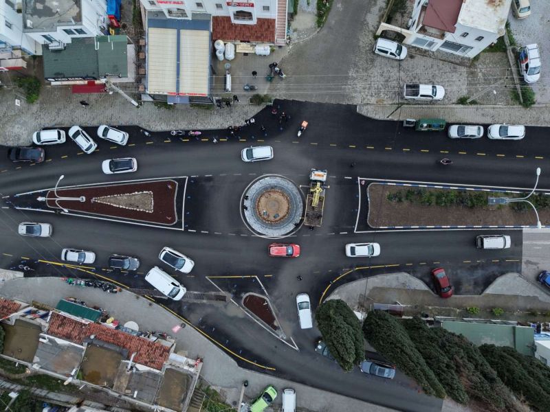MÜKEBİ’DE KAVŞAK DÜZENLEME ÇALIŞMASI TAMAMLANDI