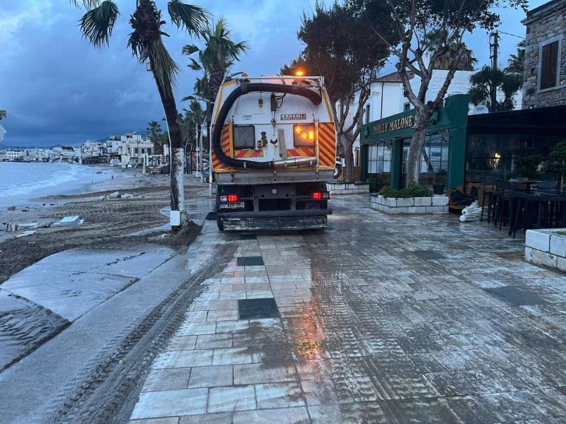 BELEDİYE EKİPLERİNDEN FIRTINA VE YAĞMUR SONRASI KAPSAMLI TEMİZLİK