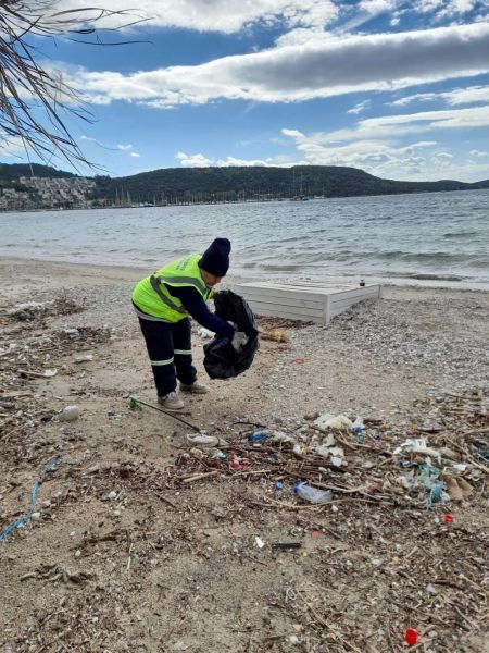 BELEDİYE EKİPLERİNDEN FIRTINA VE YAĞMUR SONRASI KAPSAMLI TEMİZLİK