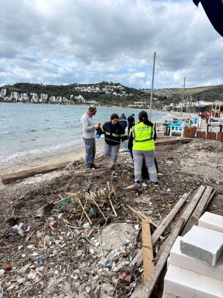 BELEDİYE EKİPLERİNDEN FIRTINA VE YAĞMUR SONRASI KAPSAMLI TEMİZLİK