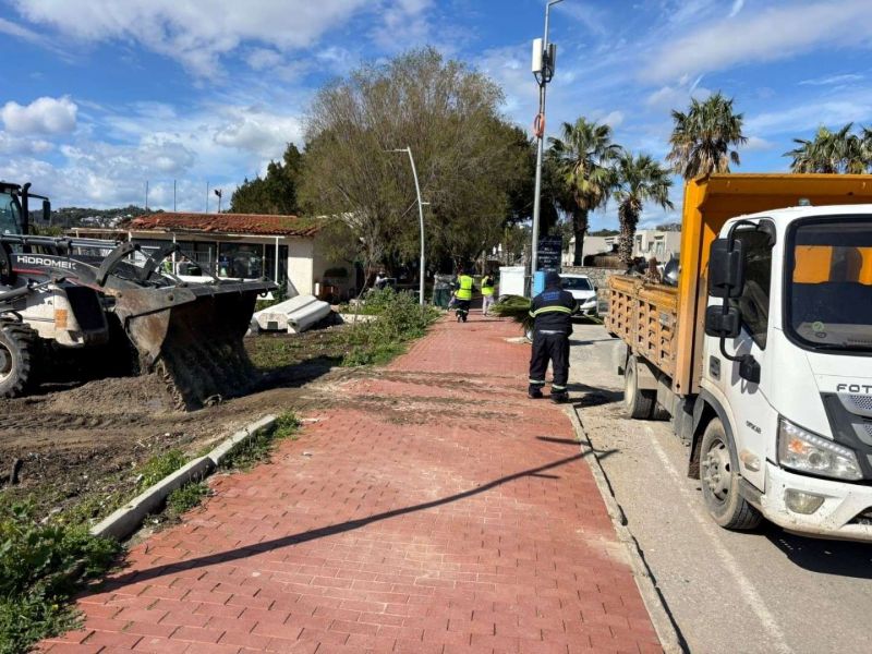 BELEDİYE EKİPLERİNDEN FIRTINA VE YAĞMUR SONRASI KAPSAMLI TEMİZLİK