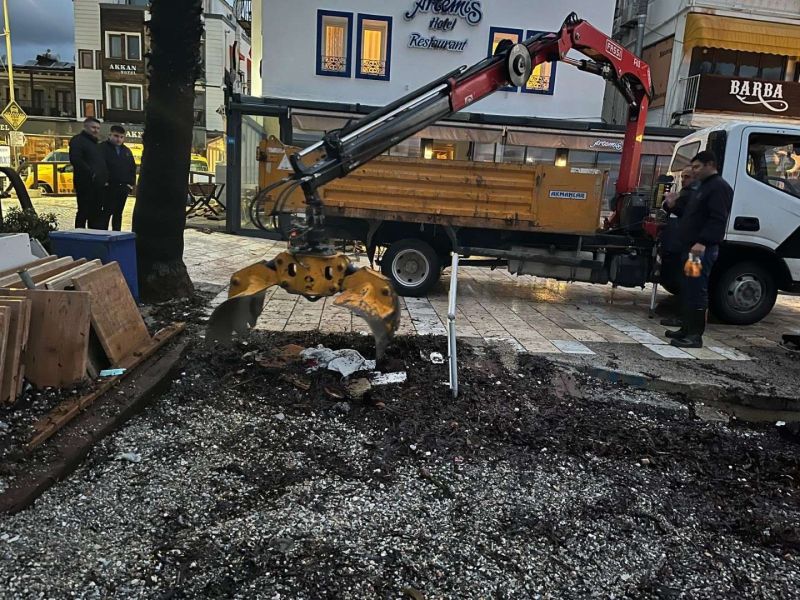 BELEDİYE EKİPLERİNDEN FIRTINA VE YAĞMUR SONRASI KAPSAMLI TEMİZLİK