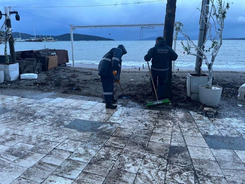 BELEDİYE EKİPLERİNDEN FIRTINA VE YAĞMUR SONRASI KAPSAMLI TEMİZLİK